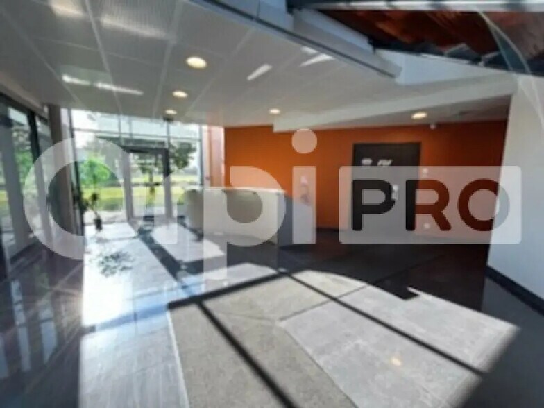 Office in Compiègne for lease - Building Photo - Image 2 of 9
