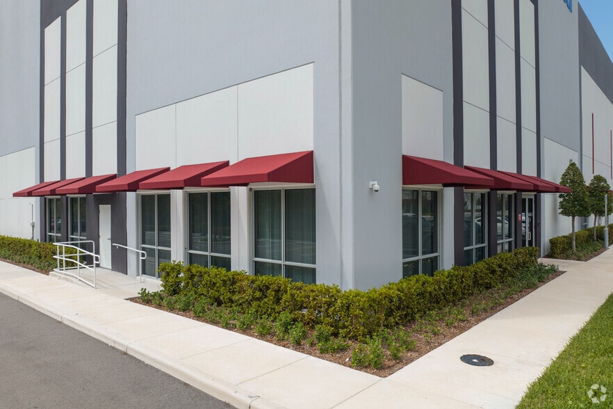 4220 W 104th St, Hialeah, FL for lease - Building Photo - Image 3 of 4