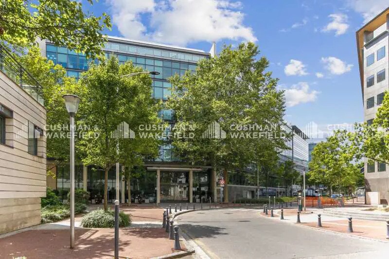 Office in Issy-les-Moulineaux for lease - Building Photo - Image 1 of 9