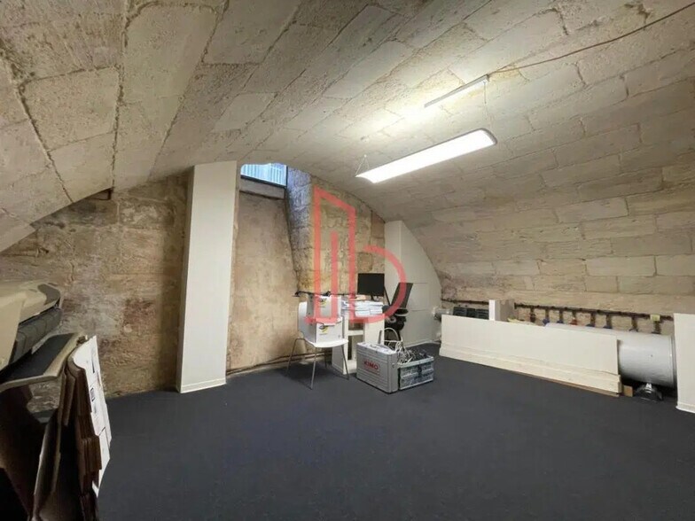 Office in Bordeaux for lease - Interior Photo - Image 3 of 8