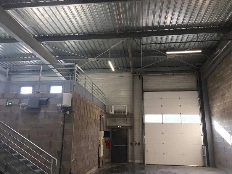 Flex in Croissy-Beaubourg for lease - Interior Photo - Image 3 of 19