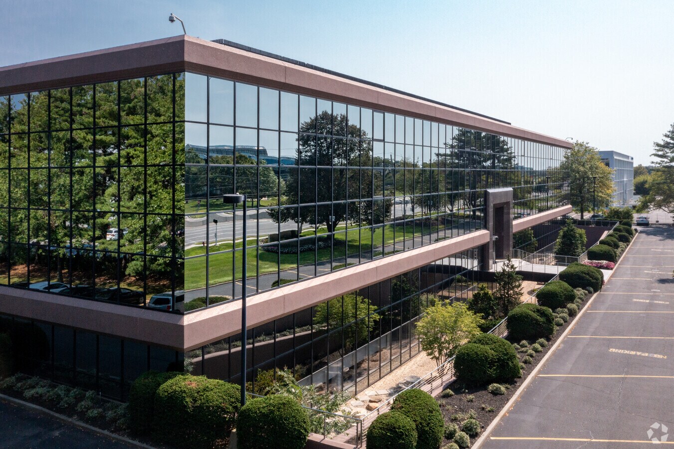 265 Broadhollow Rd, Melville, NY 11747