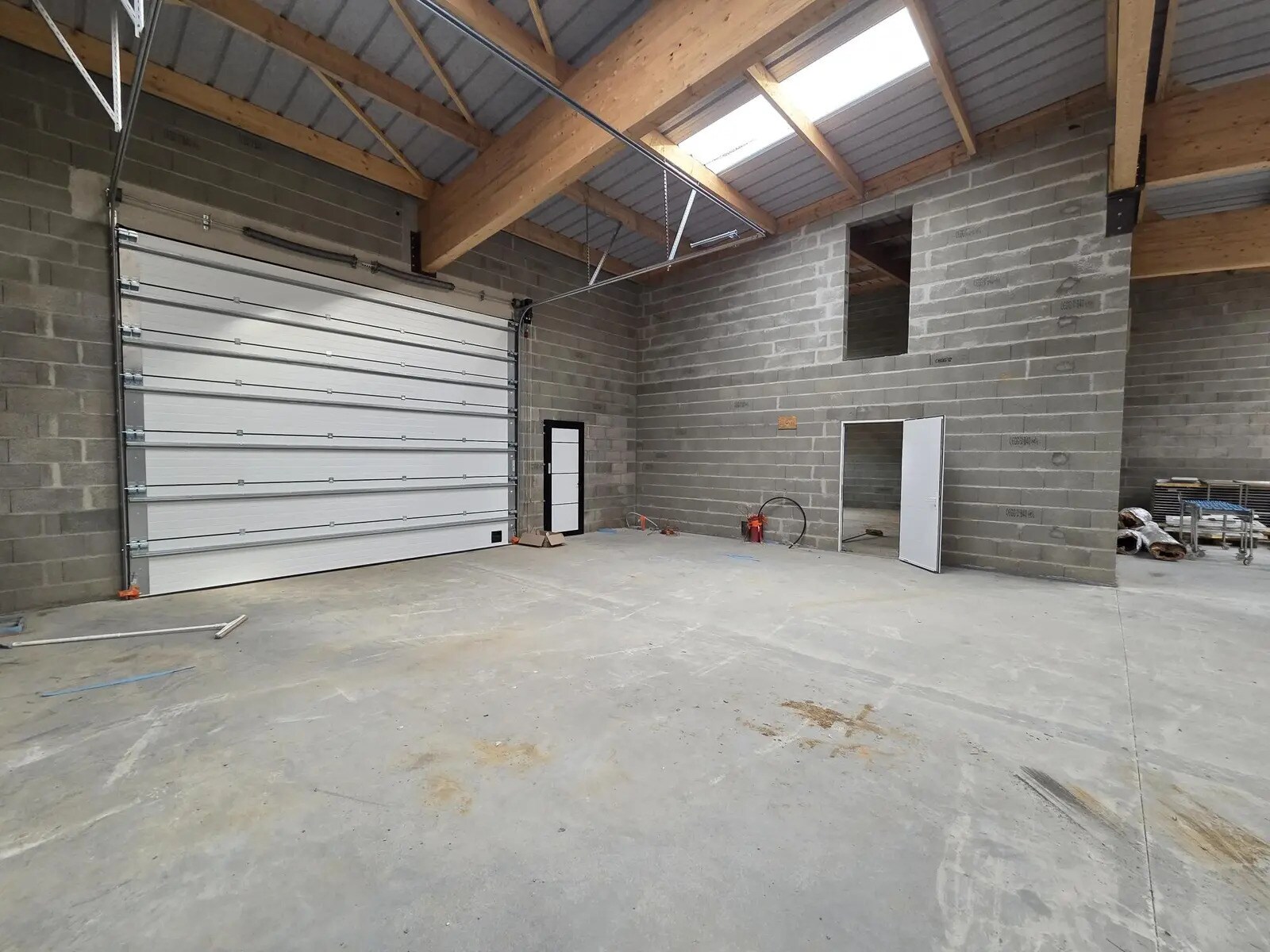 Industrial in Saint-Lambert-la-Potherie for lease Building Photo- Image 1 of 5