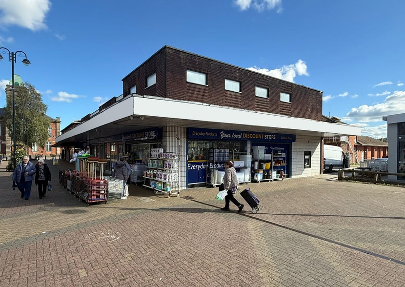 Market Sq, Oldham for lease - Primary Photo - Image 1 of 2