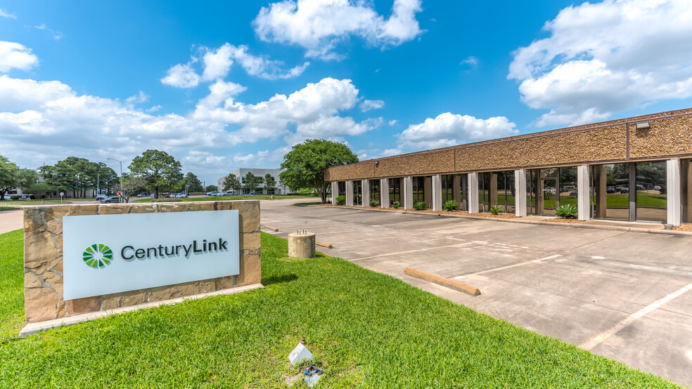 7000-7070 Empire Central Dr, Houston, TX for lease - Building Photo - Image 1 of 8