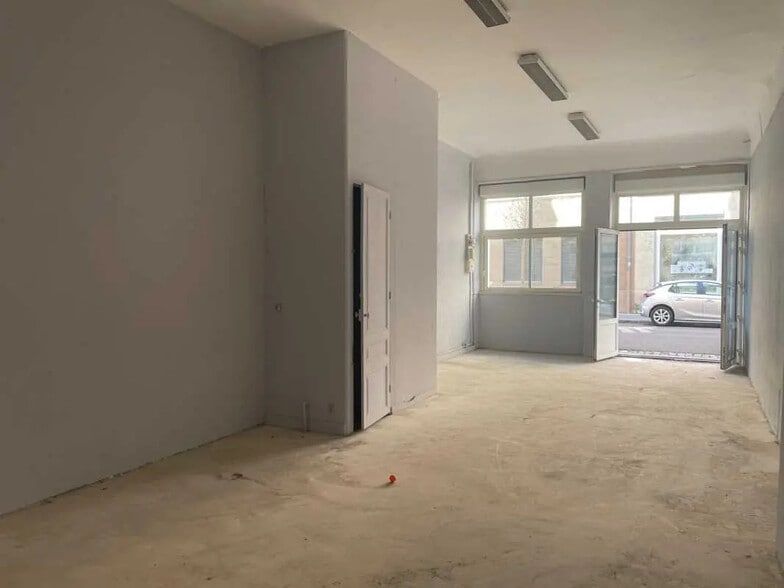 Flex in Villeurbanne for lease - Interior Photo - Image 2 of 6