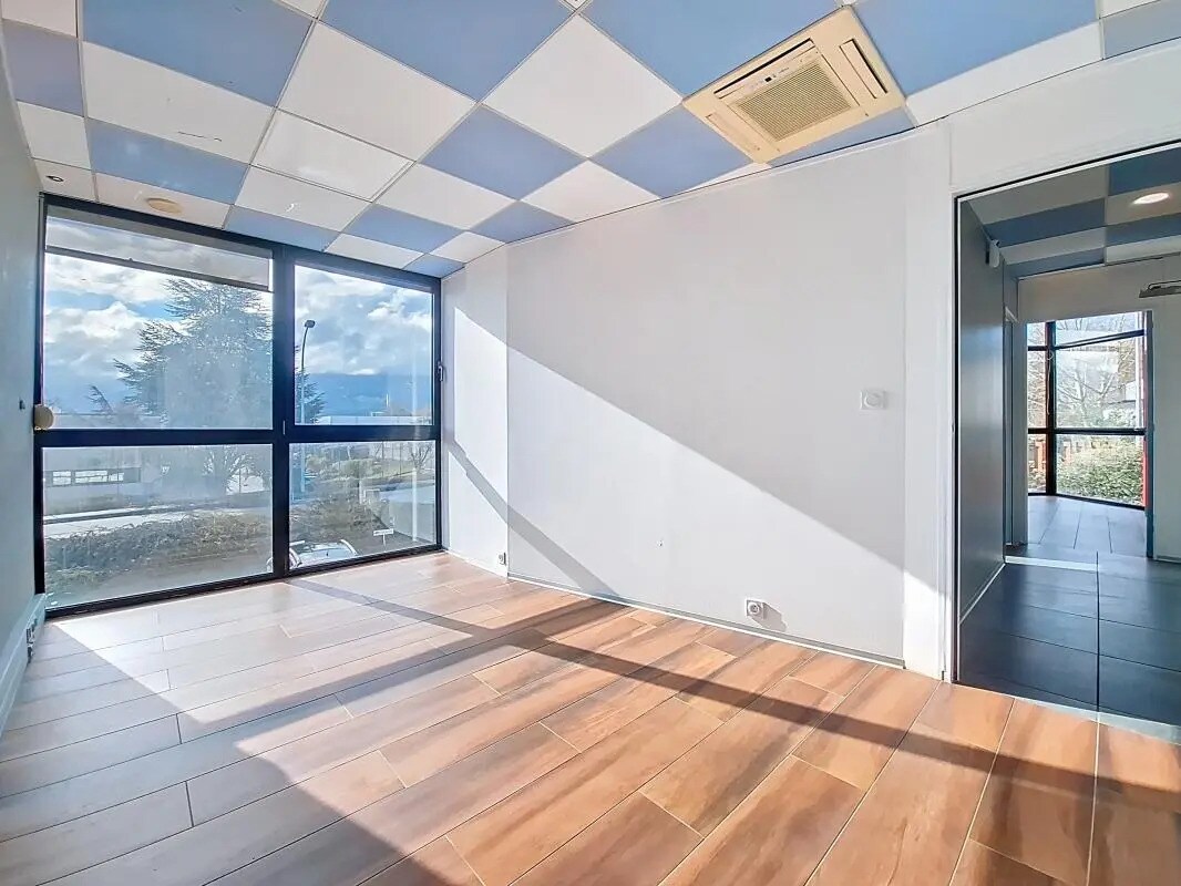 Office in La Roche-sur-Foron for lease Interior Photo- Image 1 of 7