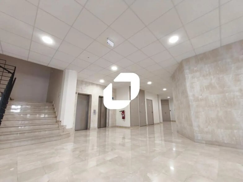 Office in Rosny-sous-Bois for lease - Lobby - Image 2 of 5