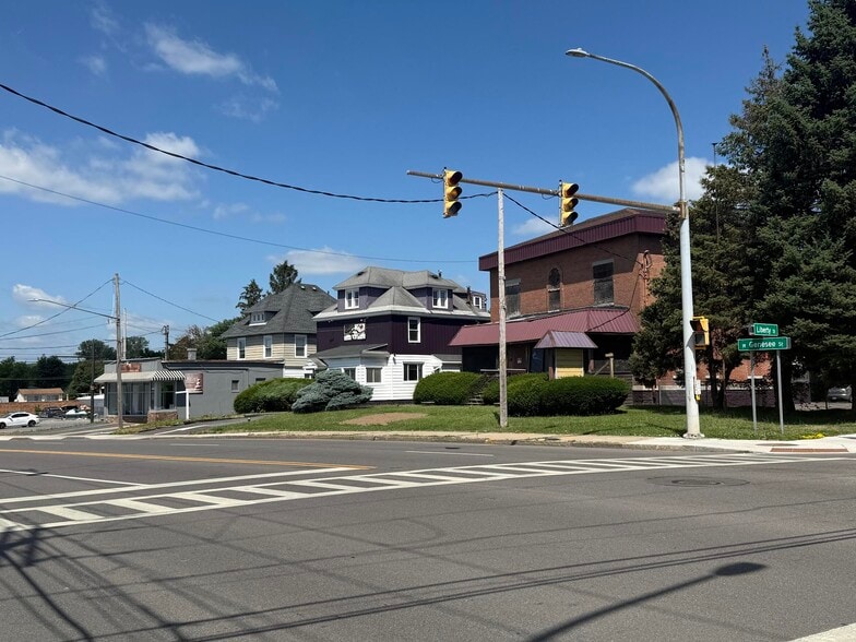 1106 -1114 Genesee Street West, Syracuse portfolio of 3 properties for sale on LoopNet.com - Building Photo - Image 3 of 7