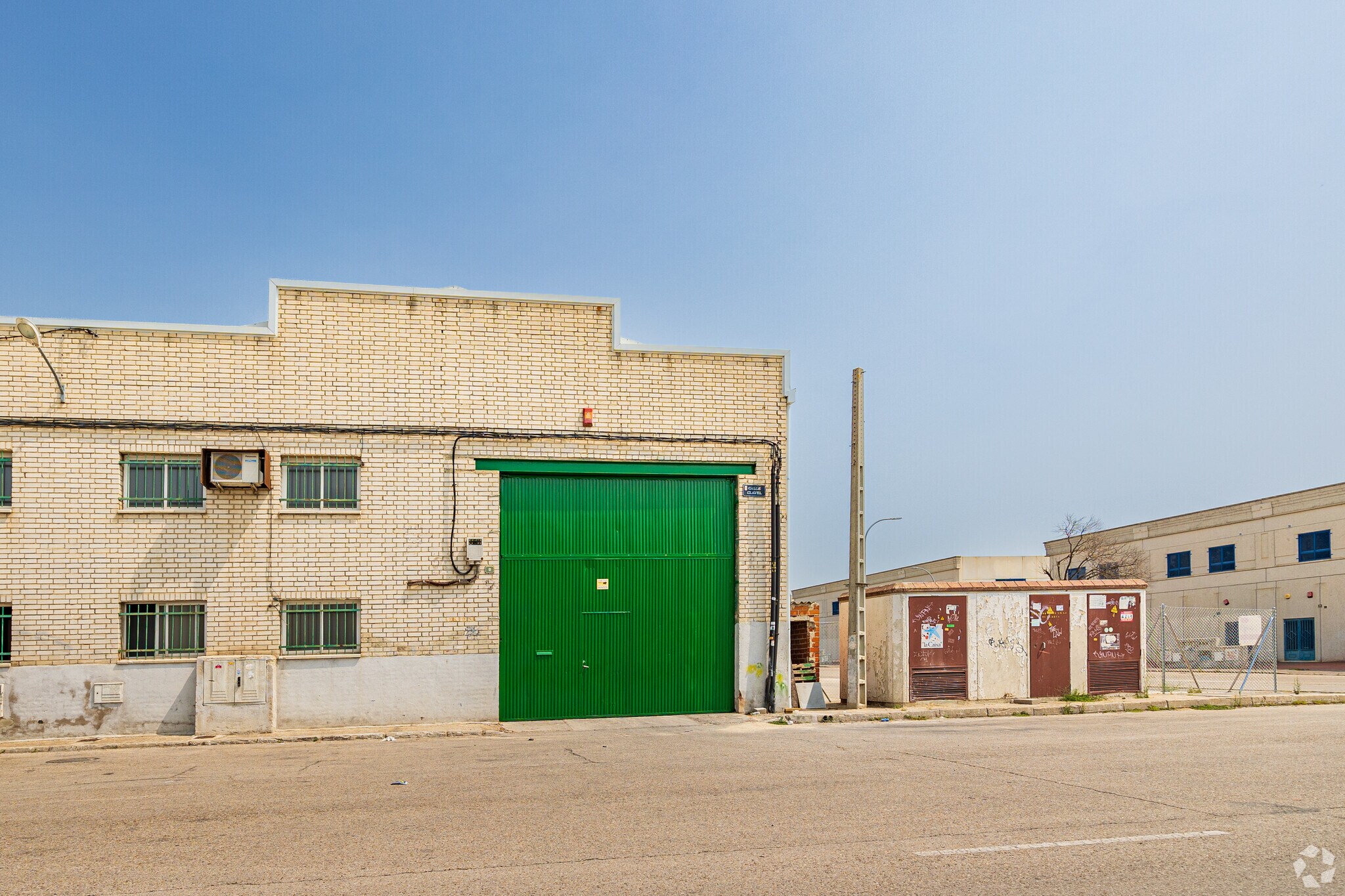 Calle Clavel, 9, Humanes de Madrid, Madrid for sale Primary Photo- Image 1 of 1