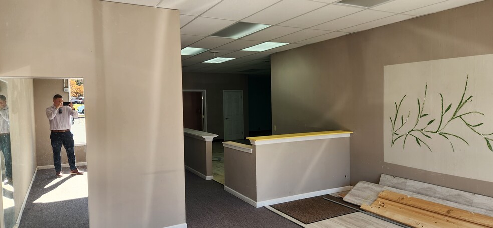 27070 Detroit Rd, Westlake, OH for lease - Building Photo - Image 2 of 9