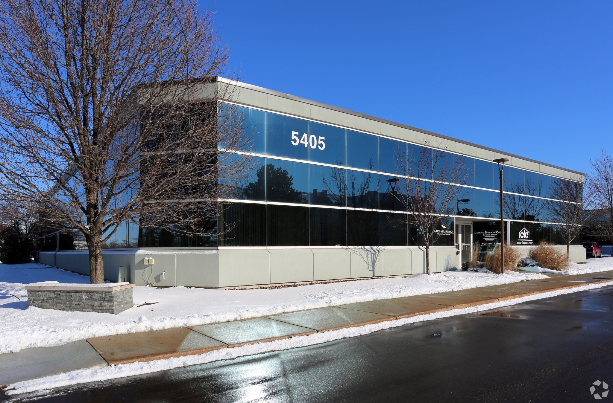5405 Gateway Ctr, Flint, MI for lease Primary Photo- Image 1 of 4