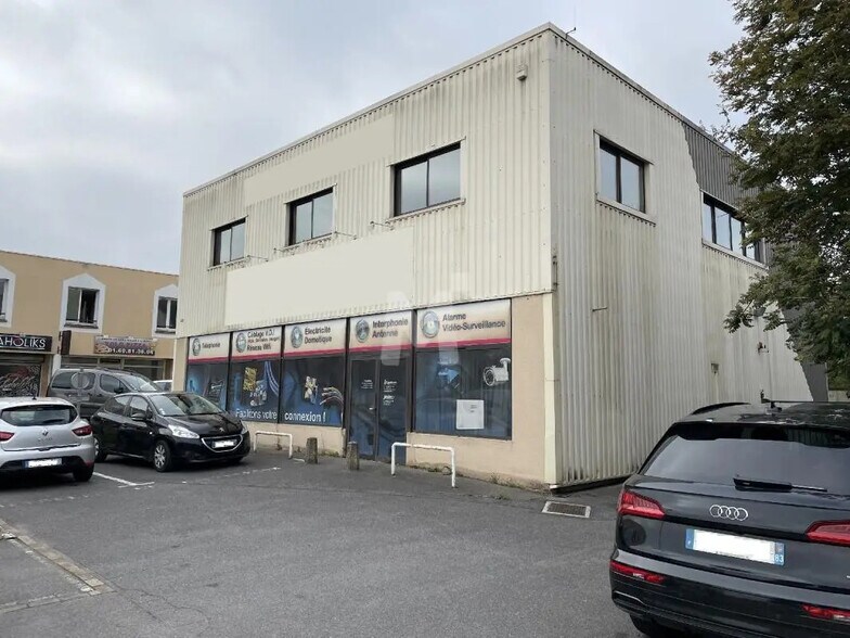 Flex in Égly for sale - Building Photo - Image 1 of 9