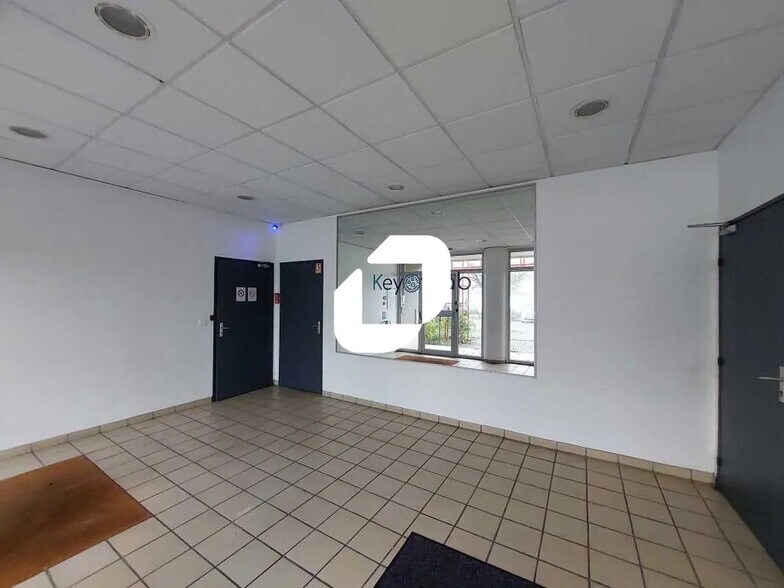 Flex in Trappes for lease - Lobby - Image 3 of 8