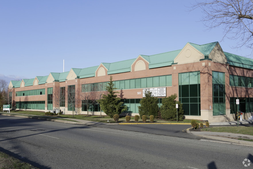 557 Cranbury Rd, East Brunswick, NJ for lease - Primary Photo - Image 1 of 9