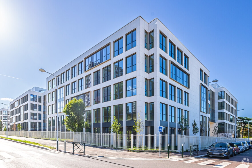 Office in Nanterre for lease - Building Photo - Image 2 of 4