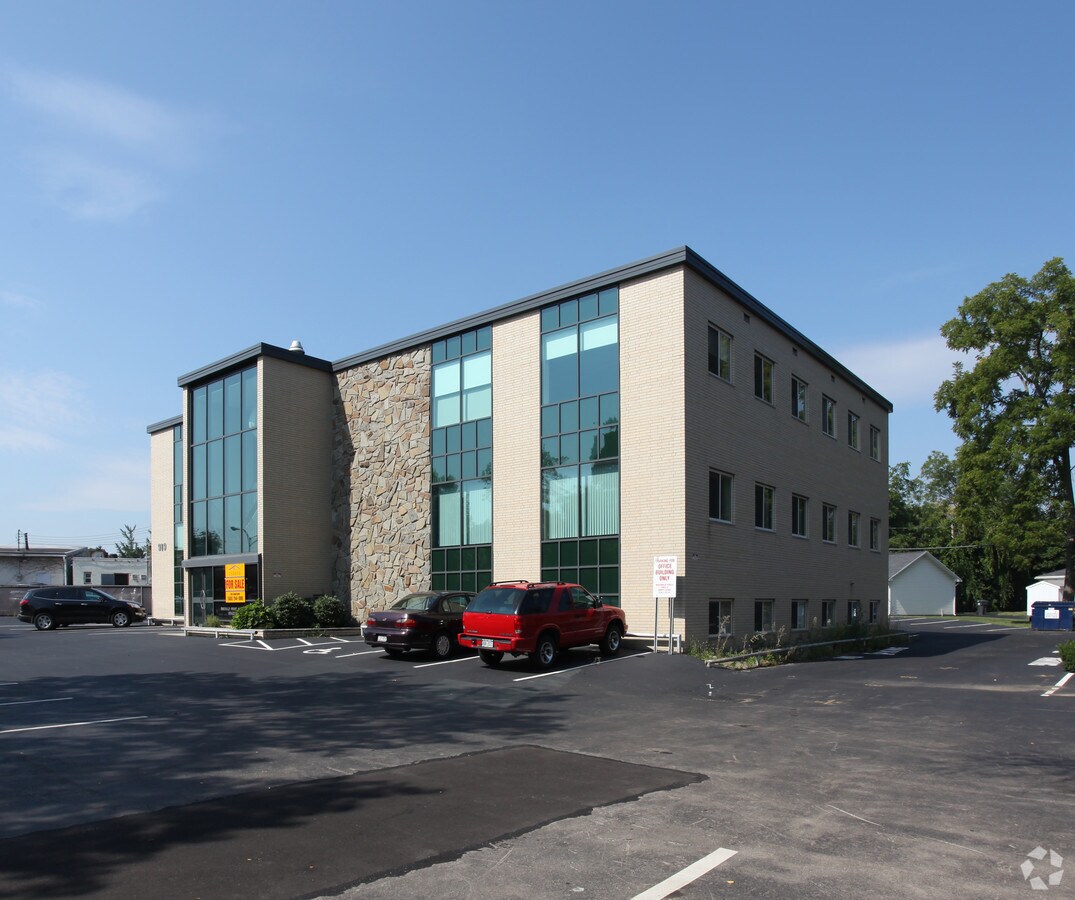 919 S Winton Rd, Rochester, NY 14618