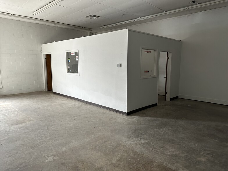 2500 N St Mary's, Beeville, TX for lease - Interior Photo - Image 3 of 6