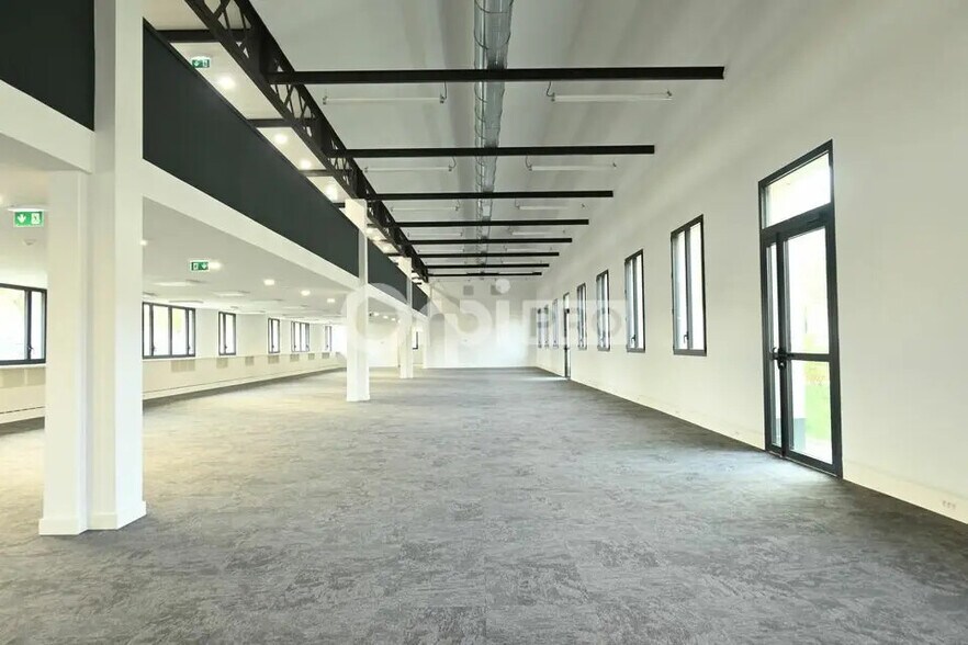 Office in Vénissieux for lease - Building Photo - Image 3 of 8