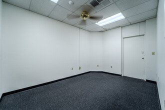 990 Klamath Ln, Yuba City, CA for lease Building Photo- Image 2 of 9