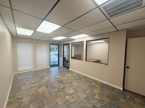 400 S Elm Plz, Broken Arrow, OK for lease Interior Photo- Image 1 of 7