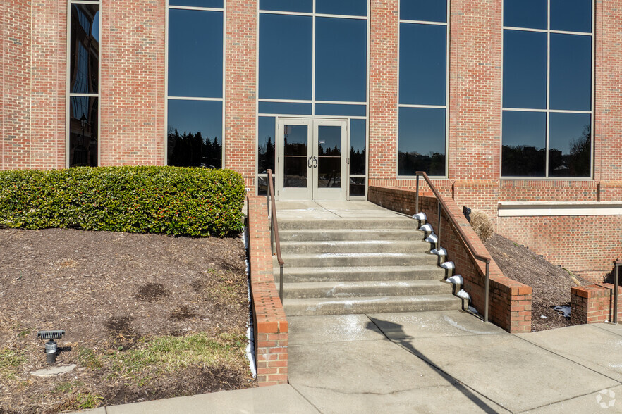 4991 Lake Brook Dr, Glen Allen, VA for lease - Building Photo - Image 3 of 4