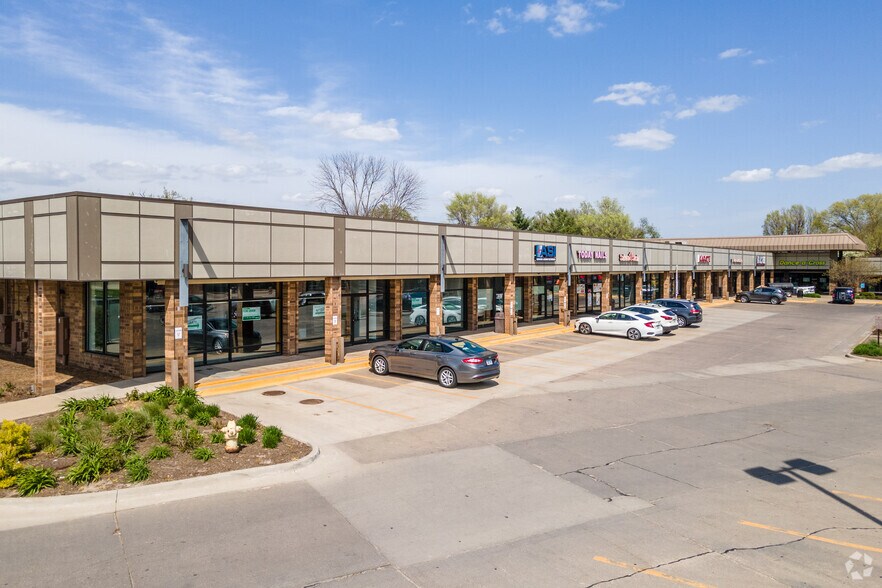 1960-1972 Grand Ave, West Des Moines, IA for sale - Primary Photo - Image 1 of 1