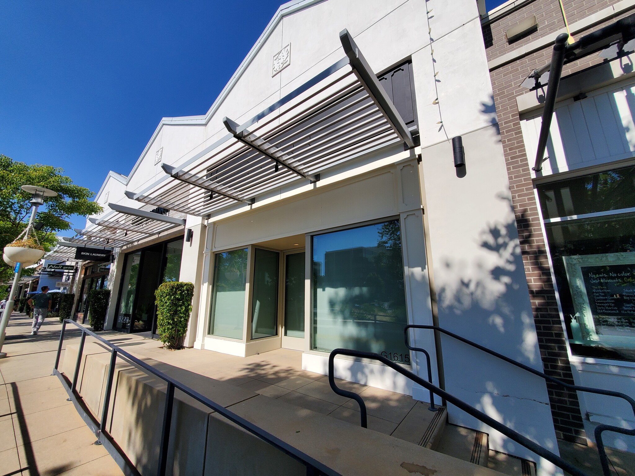 21720 Victory Blvd, Woodland Hills, CA for lease Building Photo- Image 1 of 6