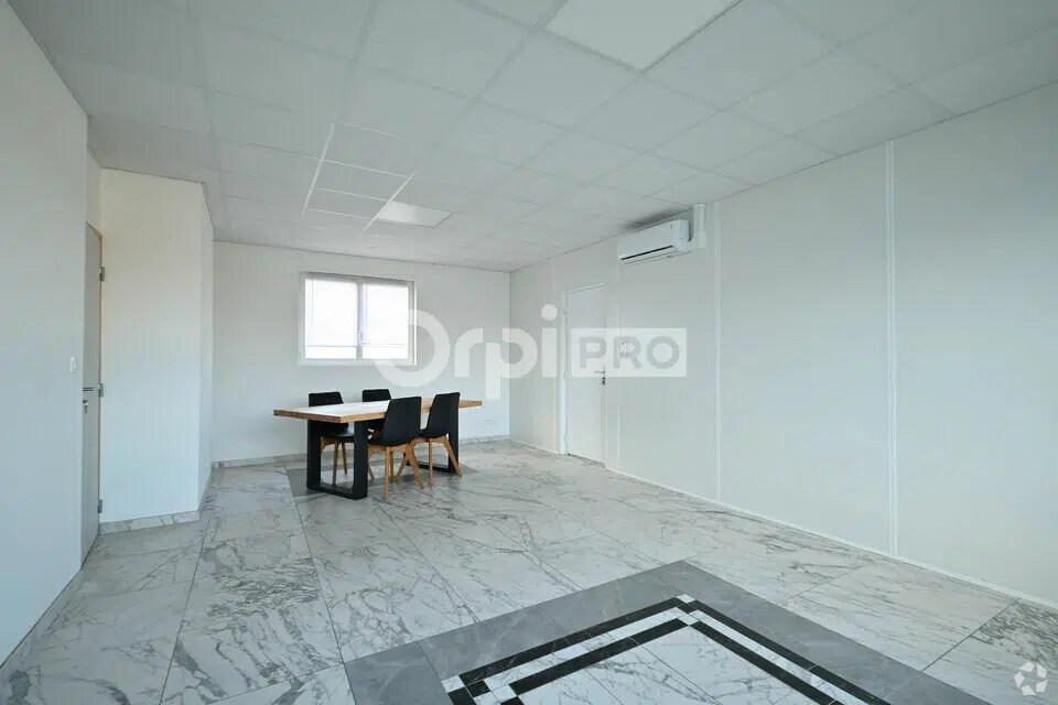 Office in Vénissieux for lease Interior Photo- Image 1 of 6