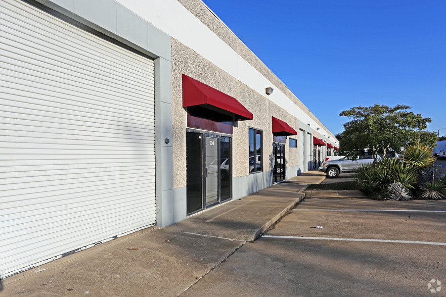 1000 Post and Paddock Ln, Grand Prairie, TX for lease - Building Photo - Image 3 of 5