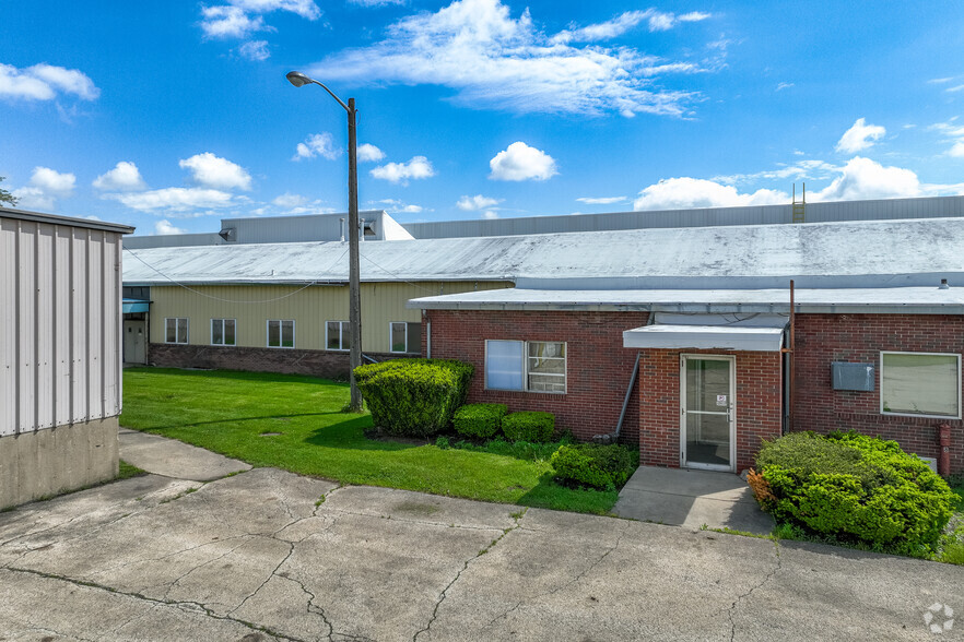 1900 Pleasant St, Dekalb, IL for lease - Building Photo - Image 2 of 24