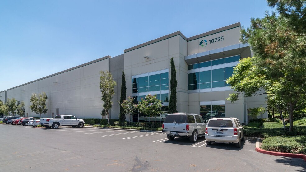 10725 Sierra Ave, Fontana, CA for lease - Building Photo - Image 2 of 5