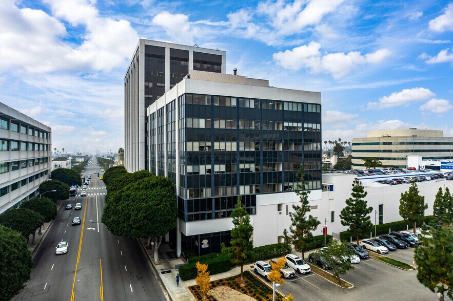 2021 Santa Monica Blvd, Santa Monica, CA for lease - Building Photo - Image 2 of 5