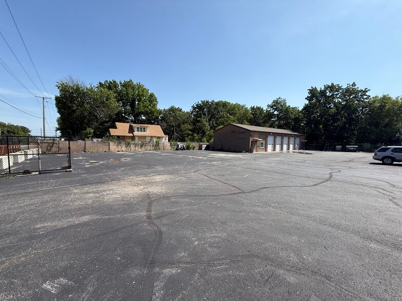 11413 Hickman Mills Dr, Kansas City, MO for lease - Building Photo - Image 3 of 15