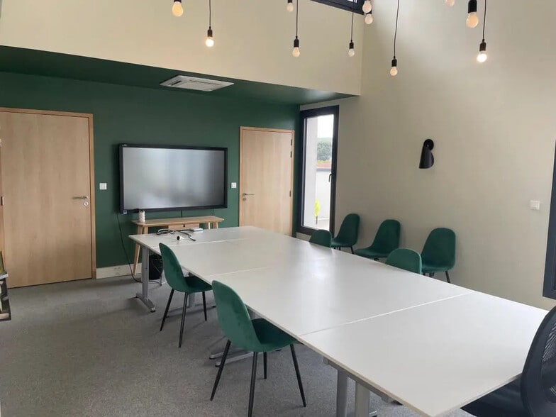 Office in Vernon for sale - Building Photo - Image 2 of 6