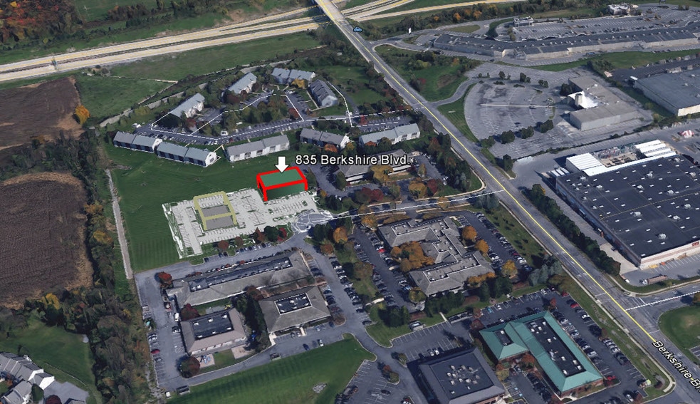 835 Berkshire Blvd, Wyomissing, PA for lease - Building Photo - Image 1 of 5
