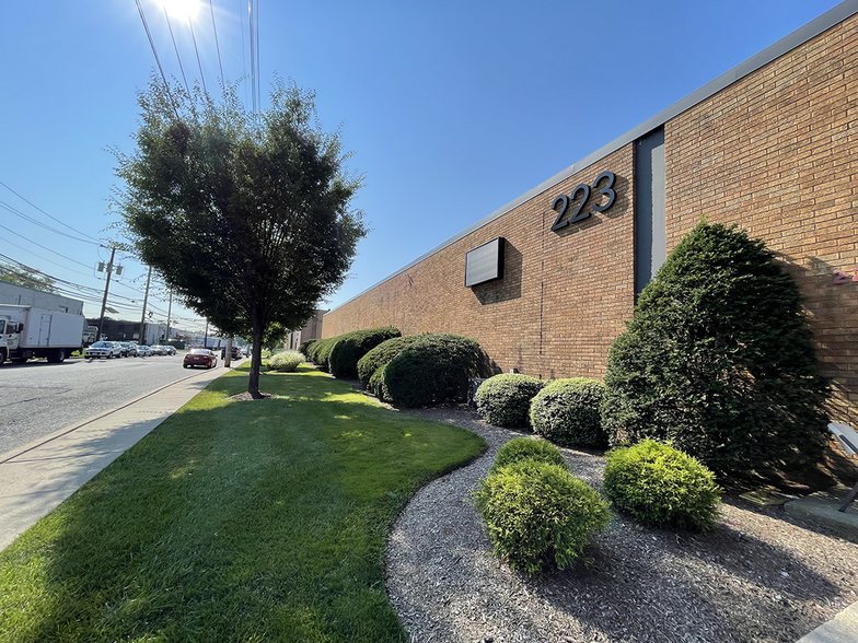 223-233 Veterans Blvd, Carlstadt, NJ for sale - Building Photo - Image 1 of 1