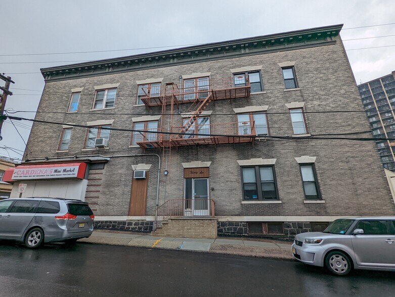 390 Fairview Ave, Fairview, NJ 07022