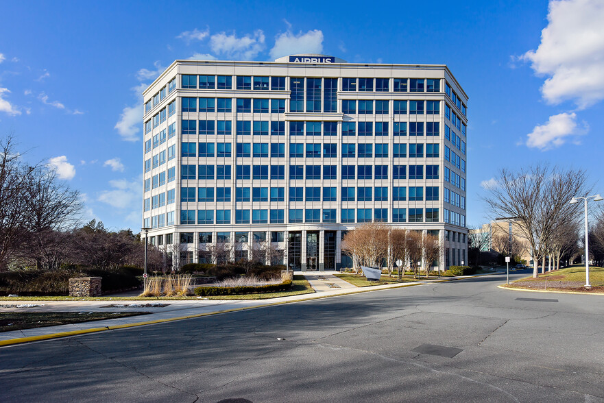 2550 Wasser Ter, Herndon, VA for sale - Primary Photo - Image 1 of 53