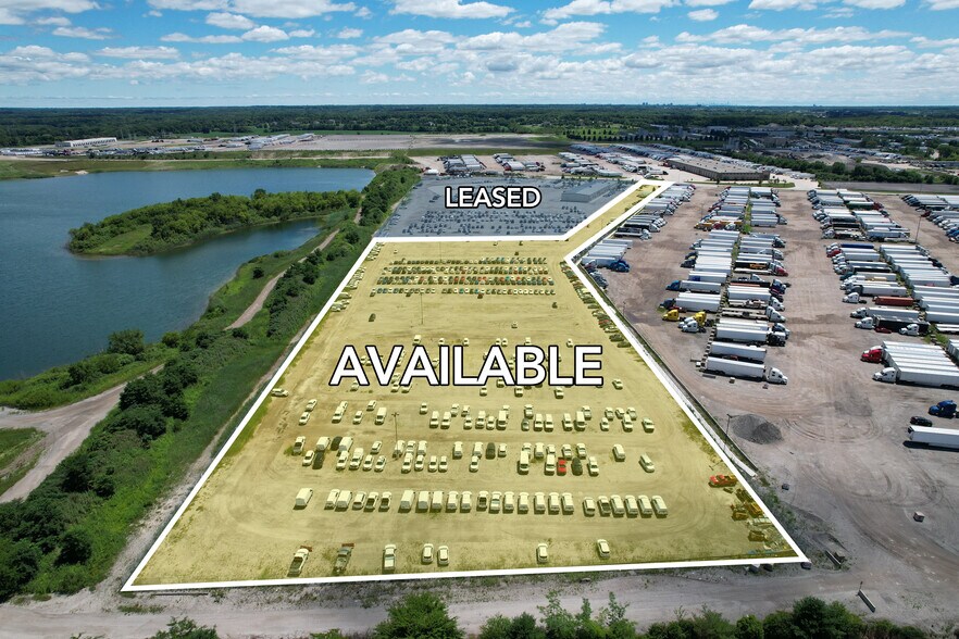 900 Christina Dr, East Dundee, IL for lease - Building Photo - Image 2 of 3