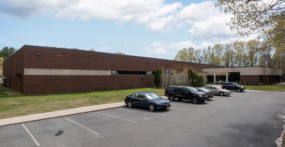 49 Natcon Dr, Shirley, NY for lease - Primary Photo - Image 1 of 4