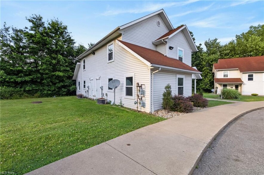 2814 Vestal Rd portfolio of 2 properties for sale on LoopNet.com - Building Photo - Image 3 of 8