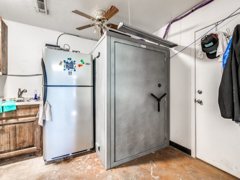 212 W Main St, Shawnee, OK for lease - Interior Photo - Image 3 of 67