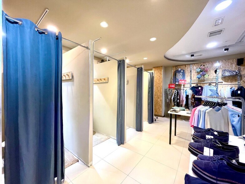 Retail in Alicante, Alicante for lease - Building Photo - Image 2 of 3