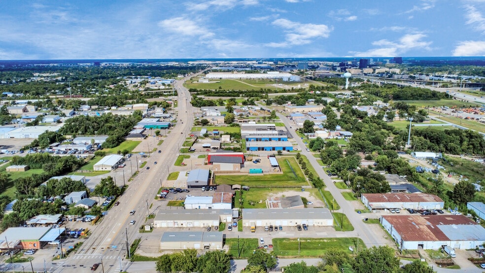 1027 Aldine Bender Rd, Houston, TX for lease - Building Photo - Image 2 of 20