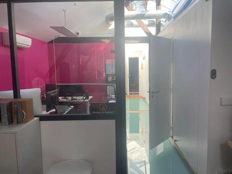 Office in Montreuil for lease - Interior Photo - Image 2 of 11