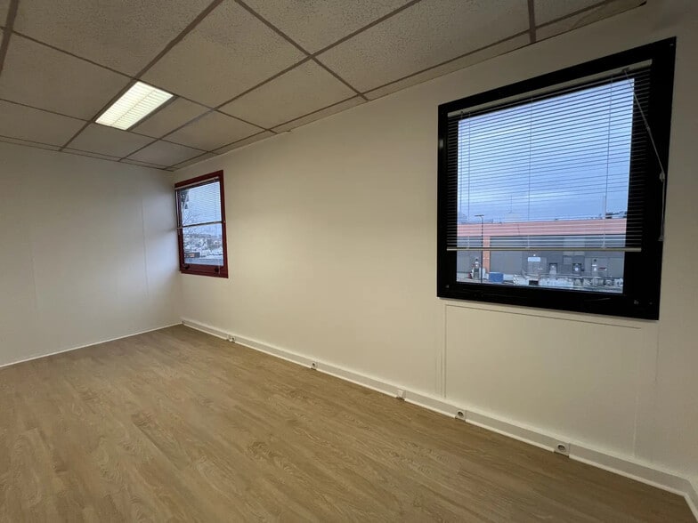 Office in Saint-Denis for lease - Interior Photo - Image 2 of 5