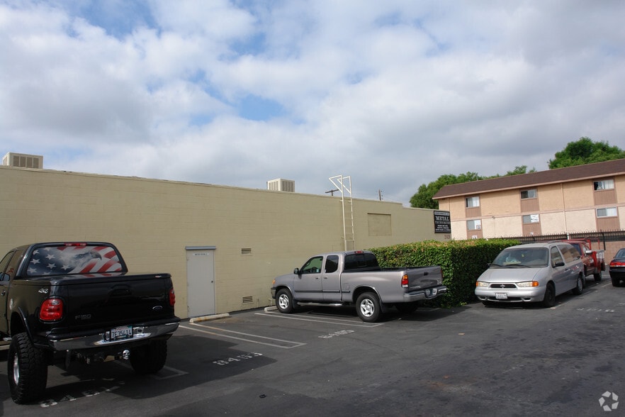 21410-21420 Chase St, Canoga Park, CA for lease - Building Photo - Image 3 of 8
