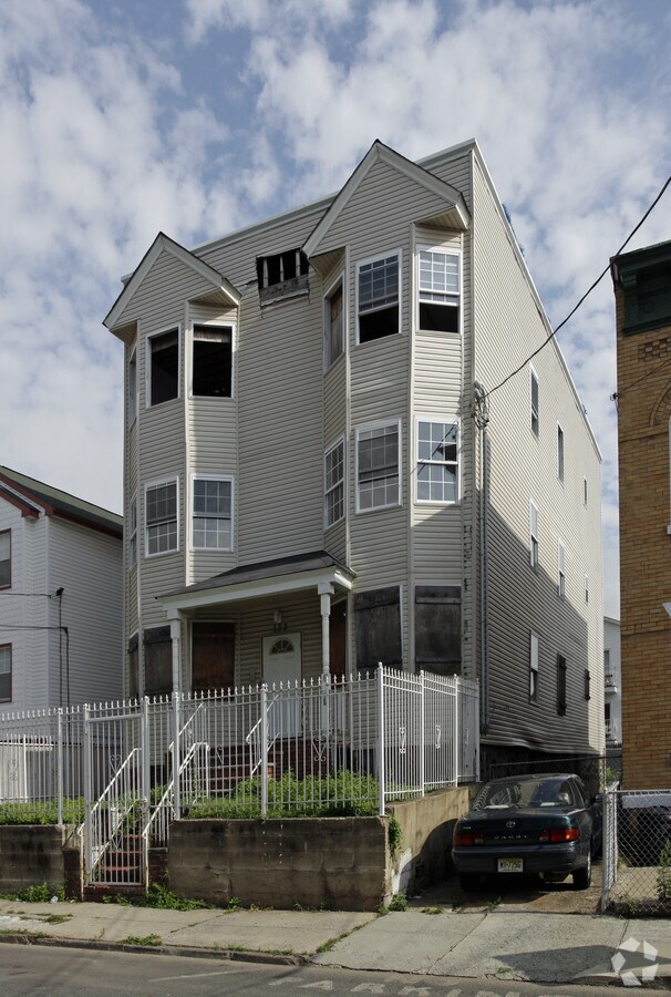132 Wilkinson Ave, Jersey City, NJ 07305