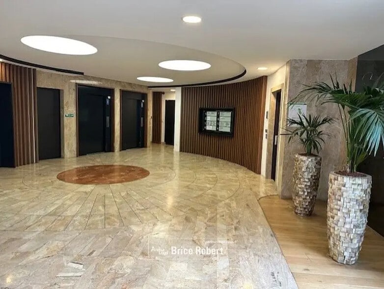 Office in Lyon for lease - Lobby - Image 1 of 8